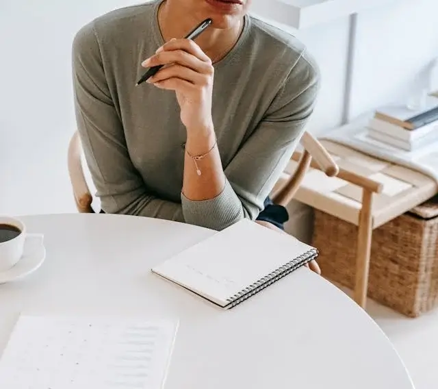 Femme en pleine réflexion pour choisir sa maison de pêcheur à vendre